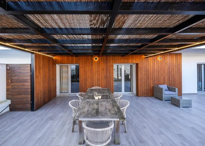 דירה Terraza - Exclusive Terrace, Sea View & Pool נאזרה